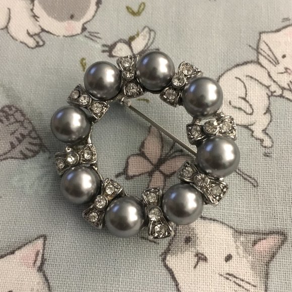 Vintage Silver Pearl and Rhinestone Costume Brooch - Picture 4 of 8